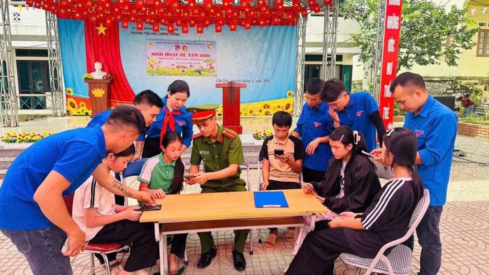 Công an xã Cần Yên và đoàn viên thanh niên trực tiếp hướng dẫn công dân thao tác trên ứng dụng VNeID.