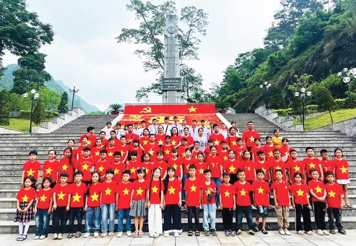 Học sinh tham quan, tìm hiểu lịch sử tại Khu di tích Quốc gia đặc biệt Pác Bó, góp phần bồi đắp lòng yêu nước và niềm tự hào dân tộc.