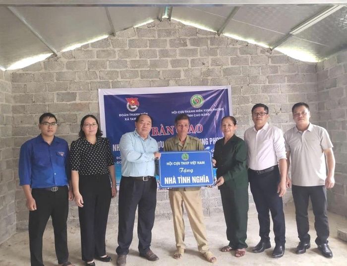 Lãnh đạo Hội Cựu Thanh niên xung phong tỉnh và xã Tam Kim trao tặng nhà tình nghĩa cho ông Đặng Văn Chịch.
