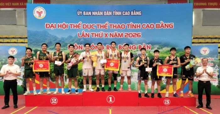 Ban Tổ chức trao Huy chương Vàng cho đội tuyển bóng rổ Hòa An.