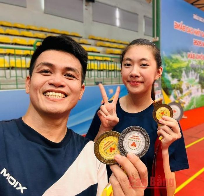 Vận động viên Trần Thị Xuân Mai chia sẻ niềm vui với huấn luyện viên Nguyễn Thanh Hà.