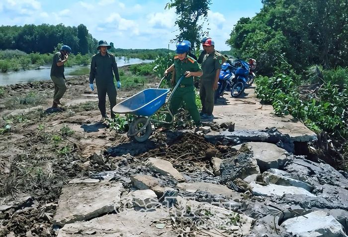 Công an xã Tam Giang san lấp hố sụt, gia cố các tuyến đường bị sạt lở, bảo đảm an toàn cho người dân đi lại.