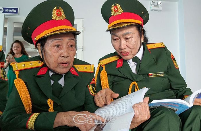 Những nữ pháo binh kiên trung gặp lại nhau và ôn lại kỷ niệm xưa.