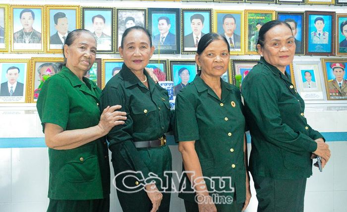 Theo năm tháng, những cô gái xuân xanh của Ðội Biệt động thị xã Cà Mau giờ tóc đã pha sương.