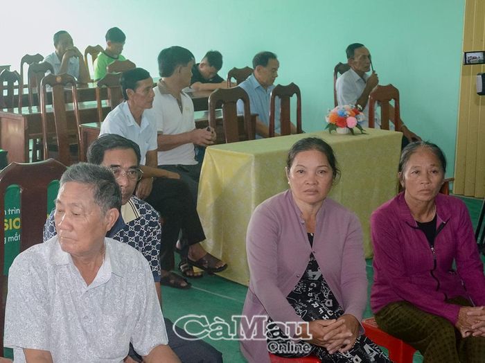 Người dân đến khám mắt tại xã Hưng Mỹ sáng 18/7.