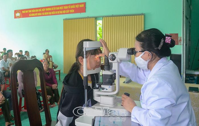 Khám mắt cho trẻ em.