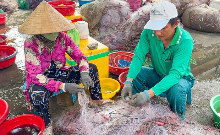 Mùa cá khoai không chỉ mang lại thu nhập cho chủ ghe mà còn giúp người làm thuê có thêm nguồn thu từ gỡ cá thuê.