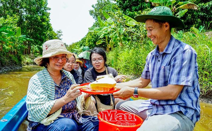 Du khách đến từ Thành phố Hồ Chí Minh hào hứng khám phá rừng và nghề lấy mật ong truyền thống.