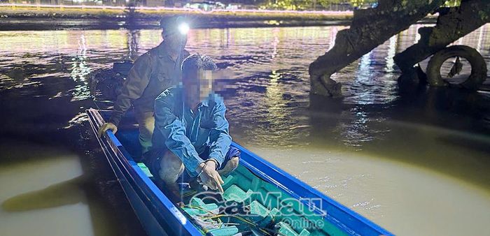 Lực lượng tuần tra xã Đầm Dơi tạm giữ phương tiện, tang vật liên quan đến hành vi khai thác thủy sản bằng xung điện của đối tượng N.V.L.