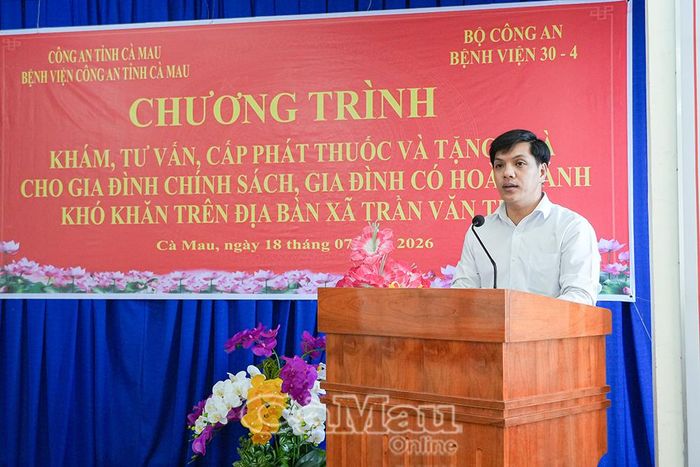 Đồng chí Trịnh Việt Khái, Phó Chủ tịch UBND Xã Trần Văn Thời, phát biểu cảm ơn đoàn công tác Bệnh viện 30-4 và Công an tỉnh Cà Mau.