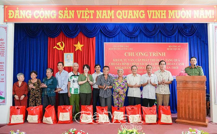 Lãnh đạo Bệnh viện 30-4 và địa phương trao quà cho các gia đình chính sách, người có công và hộ có hoàn cảnh khó khăn.