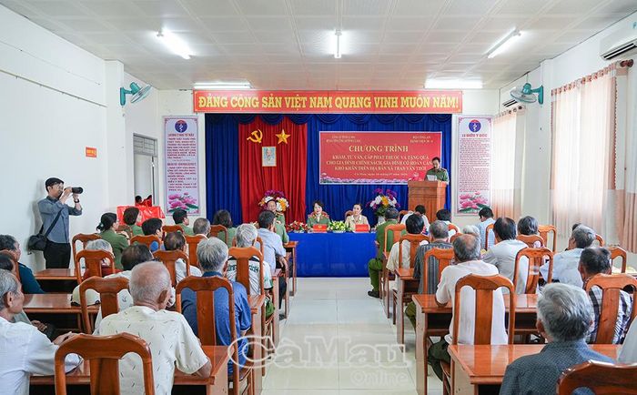 Hơn 200 người dân thuộc đối tượng gia đình chính sách, người có công và hộ có hoàn cảnh khó khăn trên địa bàn Xã Trần Văn Thời được khám bệnh, cấp phát thuốc miễn phí và nhận quà tại chương trình.
