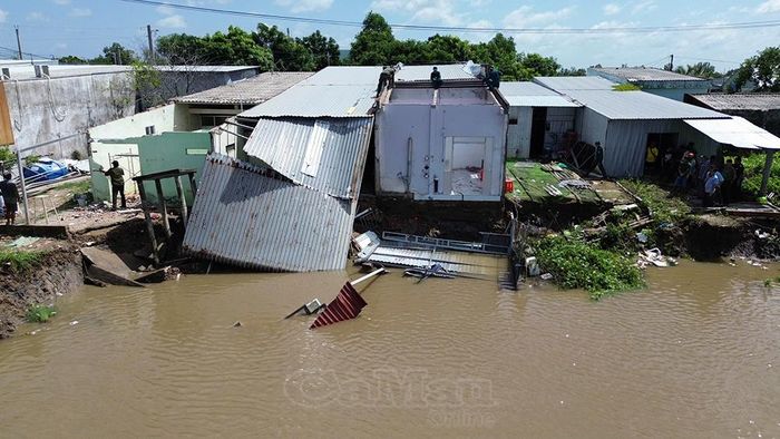 Hiện trường vụ sạt lở ven sông Gành Hào, địa bàn ấp Cái Keo, xã Định Thành vào rạng sáng 19/7.