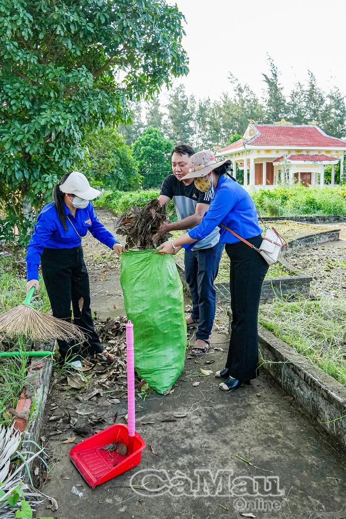 Cán bộ, đoàn viên và người dân Xã Trần Văn Thời thu gom rác thải, phát quang bụi rậm, tạo cảnh quan môi trường xanh - sạch - đẹp.