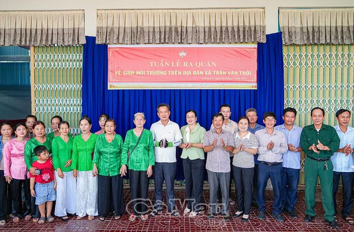 Đồng chí Nguyễn Văn Khởi, Phó Chủ tịch Ủy ban MTTQ Việt Nam tỉnh Cà Mau (ở giữa) cùng lãnh đạo Xã Trần Văn Thời và các lực lượng tham gia lễ ra quân hưởng ứng Tuần lễ vệ sinh môi trường ở địa phương.