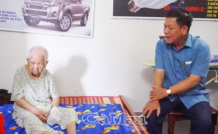 Phó Giám đốc Sở Nội vụ Nguyễn Minh Thất thăm hỏi Mẹ VNAH Lê Thị Đẹp (xã Sông Đốc).