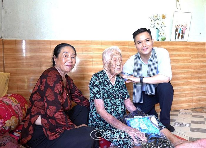 Đại diện Công ty Cổ phần Du lịch và Đầu tư bất động sản đồng đội Phú Quốc trao tặng phần quà tri ân đến Mẹ VNAH Lý Thị Lễ (xã Khánh Lâm).