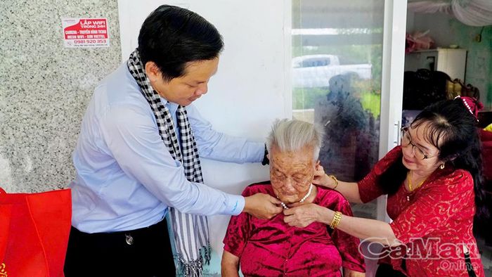 Đại diện Công ty Cổ phần Du lịch và Đầu tư bất động sản đồng đội Phú Quốc trao tặng phần quà tri ân đến Mẹ VNAH Võ Thị Hiếu (ấp Tân Hưng Đông, xã Hưng Mỹ).