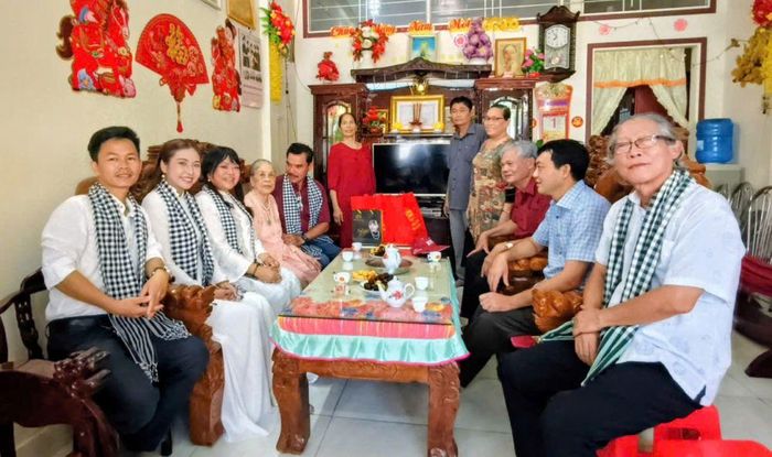 Đoàn công tác Sở Nội vụ phối hợp Công ty Cổ phần Du lịch và Đầu tư bất động sản đồng đội Phú Quốc thăm, tặng quà Mẹ VNAH Trần Thị Khanh (92 tuổi), phường An Xuyên.