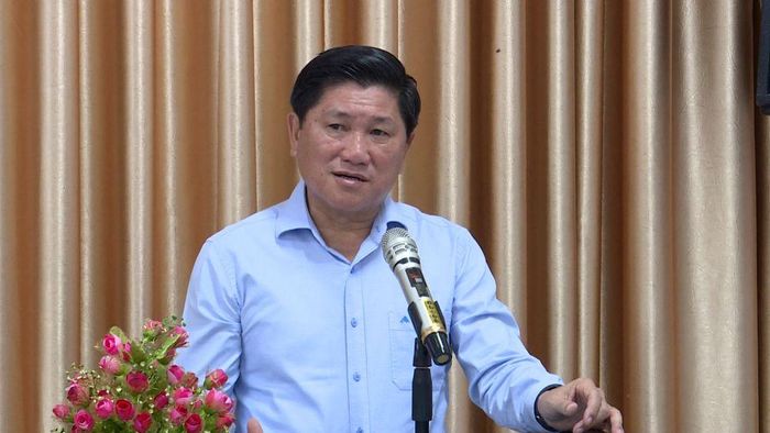 Phó Chủ tịch UBND tỉnh Lê Văn Sử cảm ơn tình cảm của Công ty Cổ phần Du lịch và Đầu tư bất động sản đồng đội Phú Quốc dành cho tỉnh Cà Mau.