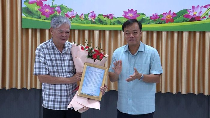 Phó Bí thư Thường trực Tỉnh ủy Cà Mau Huỳnh Quốc Việt trao thư cảm ơn đến đồng chí Trương Minh Chiến, nguyên Phó Bí thư Thường trực Tỉnh ủy, nguyên Trưởng Đoàn đại biểu Quốc hội tỉnh Bạc Liêu (khóa XIII) đã kết nối các hoạt động an sinh xã hội thiết thực cho tỉnh nhà thời gian qua.
