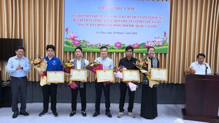 Phó Bí thư Thường trực Tỉnh ủy Cà Mau Huỳnh Quốc Việt (ảnh trên) và Phó Chủ tịch UBND tỉnh Cà Mau Lê Văn Sử trao Bằng khen của Chủ tịch UBND tỉnh cho các cá nhân có đóng góp tích cực trong hoạt động tri ân 32 mẹ VNAH trên địa bàn tỉnh.