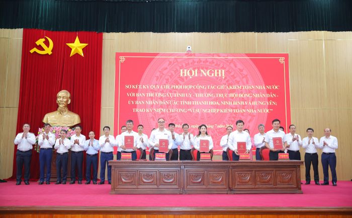 Đại diện Lãnh đạo KTNN ký Quy chế phối hợp công tác giữa KTNN với Ban Thường vụ Tỉnh ủy, Thường trực HĐND, UBND các tỉnh: Thanh Hóa, Ninh Bình, Hưng Yên. Ảnh: Diệu Thiện