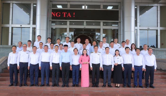Các đại biểu chụp ảnh lưu niệm. Ảnh: Diệu Thiện