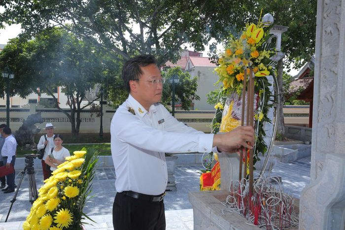 Tổng Kiểm toán nhà nước Nguyễn Hữu Nghĩa dâng hương, dâng hoa tưởng niệm các Anh hùng liệt sĩ tại Đền thờ liệt sĩ tỉnh Ninh Bình. Ảnh: Diệu Thiện