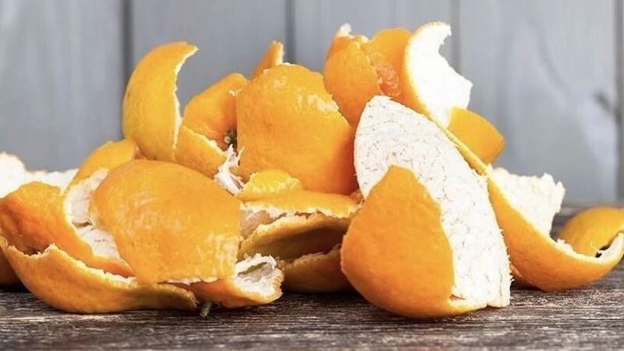 Bên cạnh đó, bạn có thể dùng vỏ cam, quýt để làm sạch và khử mùi hôi trong lò vi sóng. Ảnh minh họa