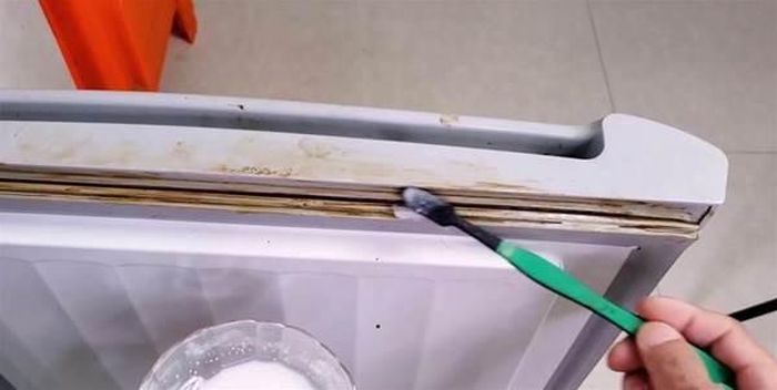 Dùng muối kết hợp baking soda để vệ sinh gioăng tủ lạnh.