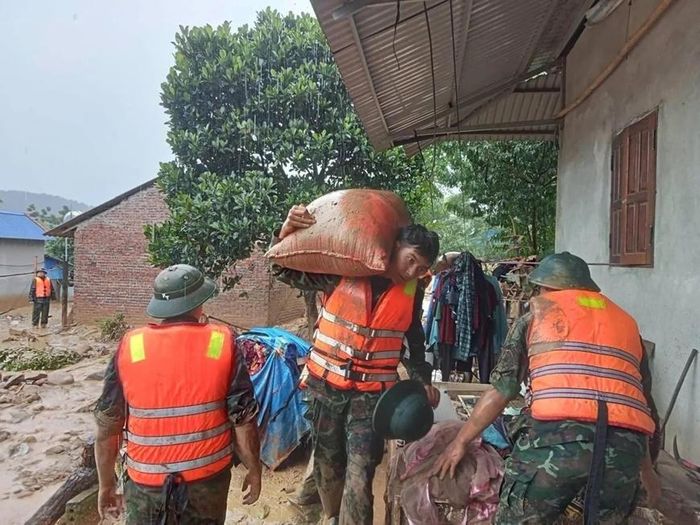 Lực lượng vũ trang tỉnh Lai Châu giúp dân khắc phục hậu quả mưa lũ. Ảnh: Đình Tiệp