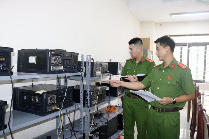 Cơ quan Công an thu giữ tài liệu, thiết bị liên quan. Ảnh: Công an Nhân dân