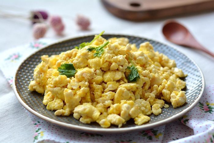 Trứng xào gừng cung cấp protein và nhiều dưỡng chất, hỗ trợ làm ấm cơ thể