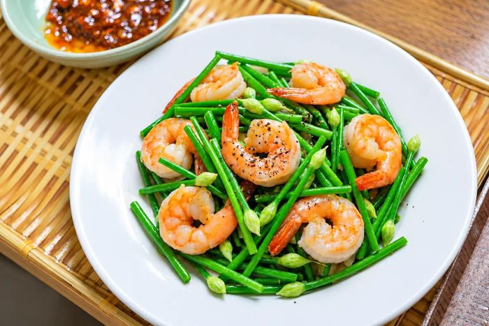 Tôm xào hẹ là món ăn vừa thanh vị vừa dễ chế biến cho bữa cơm mùa hè