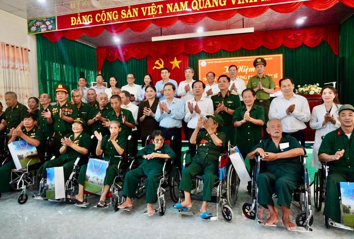 Chủ tịch Quốc hội Trần Thanh Mẫn và các đại biểu cùng các thương binh, bệnh binh tại Trung tâm điều dưỡng Người có công Long Đất