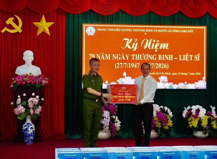 Thượng tướng Nguyễn Ngọc Lâm, Thứ trưởng Bộ Công an tặng quà cho Trung tâm điều dưỡng Người có công Long Đất
