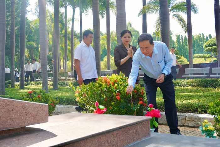 Chủ tịch Quốc hội Trần Thanh Mẫn thắp hương tại Nghĩa trang liệt sĩ Long Điền Đất Đỏ