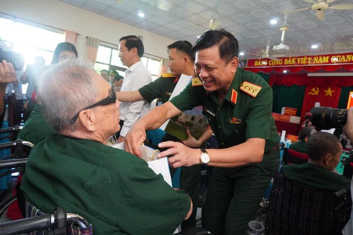 Các đại biểu tặng quà cho các thương binh, bệnh binh