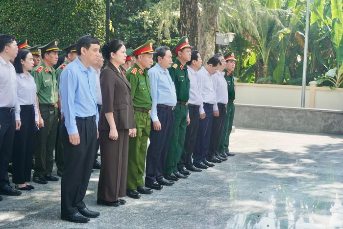 Chủ tịch Quốc hội Trần Thanh Mẫn và Đoàn công tác dâng hương, dâng hoa tại Công viên Tượng đài, Nhà lưu niệm Anh hùng liệt sĩ Võ Thị Sáu
