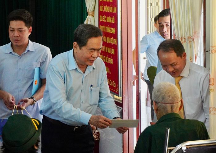 Chủ tịch Quốc hội Trần Thanh Mẫn tặng quà tại Trung tâm điều dưỡng Người có công Long Đất, xã Long Hải