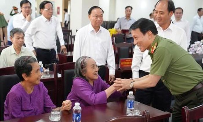 Đại tướng Lương Tam Quang thăm, tặng quà các thương binh, bệnh binh, gia đình chính sách đang được nuôi dưỡng, chăm sóc tại Trung tâm.