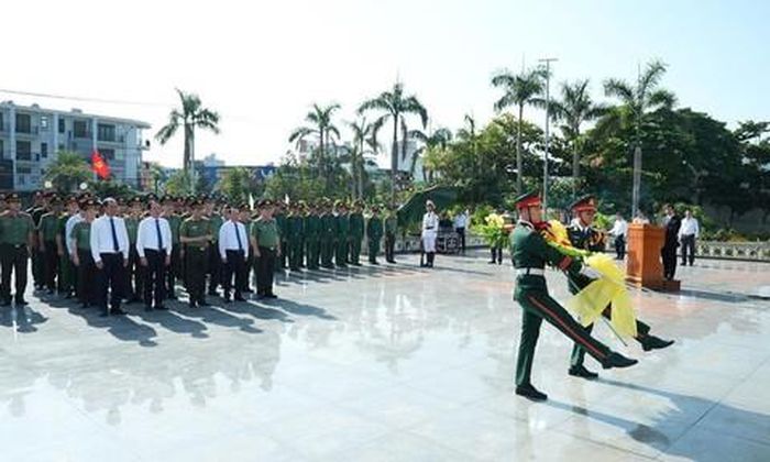 Bộ trưởng Lương Tam Quang cùng Đoàn công tác dâng hương, dâng hoa tại Nghĩa trang liệt sĩ.