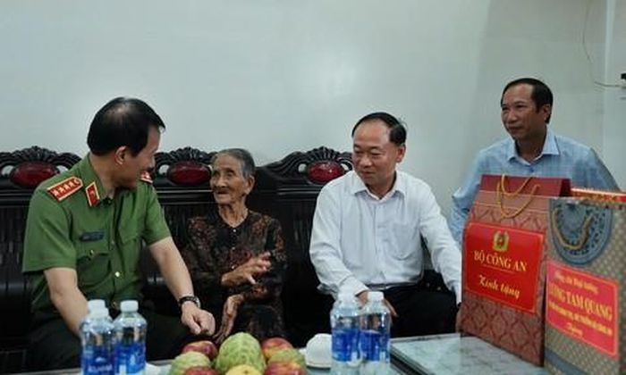 Đại tướng Lương Tam Quang và Bí thư Tỉnh ủy Gia Lai Thái Đại Ngọc thăm Mẹ Việt Nam anh hùng Nguyễn Thị Hiến