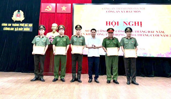 Đồng chí Lý Hoàng Kiên và đồng chí Đỗ Hồng Quảng trao thưởng cho những cá nhân, tập thể có thành tích xuất sắc trong 6 tháng đầu năm