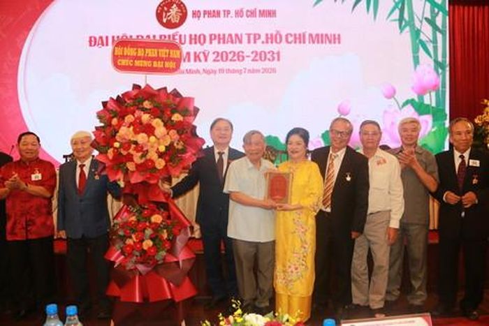 Thiếu tướng Phan Khắc Hải - Chủ tịch Hội đồng họ Phan Việt Nam tặng hoa chúc mừng Đại hội