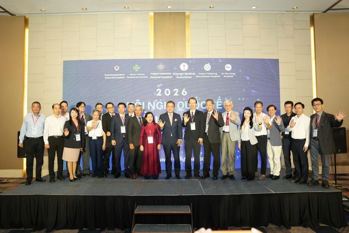 Hội thảo Quốc tế về Điều trị Ung thư 2026 do Bệnh viện Đa khoa Cựu chiến binh Đài Bắc phối hợp Tổng hội Y học Việt Nam tổ chức quy tụ hơn 400 chuyên gia, đánh dấu lần đầu tiên 5 hệ thống y tế lớn của Đài Loan cùng tham gia hợp tác với Việt Nam trong các lĩnh vực điều trị ung thư, y tế thông minh, AI và công nghiệp y sinh.