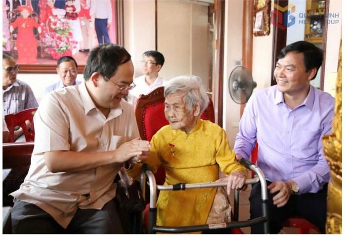 Bí thư Tỉnh ủy Quảng Ninh ân cần hỏi thăm sức khỏe Mẹ Việt Nam Anh hùng Nguyễn Thị Huệ (104 tuổi). Ảnh:QMG