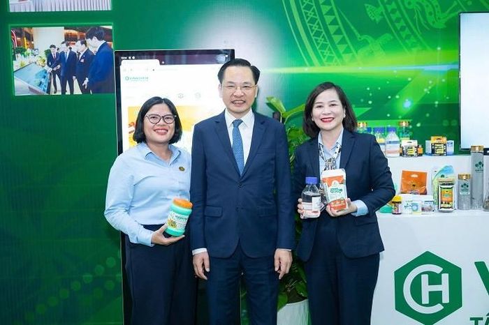 Ông Nguyễn Hữu Tú - Tổng Giám đốc Vinachem cùng đại diện Công ty bên các sản phẩm được giới thiệu tại VIETLAO EXPO 2026.