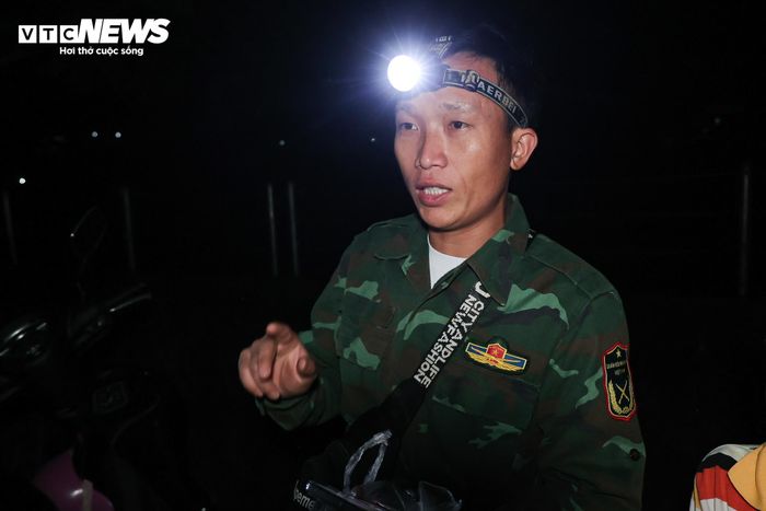 “Từ nhỏ đến lớn, tôi chưa từng chứng kiến trận lũ nào khủng khiếp như vậy. Nhà cửa bị cuốn hết, bùn đất ngổn ngang, gia đình trắng tay chỉ sau một đêm”, anh Sùng A Chu (29 tuổi, trú bản Noong Thăng) kể. Sáng 17/7, khi đang sang giúp em trai khơi thông dòng chảy sau sạt lở, anh Chu nhận tin ngôi nhà của mình bị lũ cuốn. Trở về, trước mắt anh chỉ còn dòng nước dữ. Giữa dòng lũ, vợ và hai con nhỏ bám víu vào bức tường chờ được cứu. Anh lập tức đưa cả gia đình chạy lên nương ngô trên núi đá lánh nạn trước khi được chính quyền và trưởng bản hướng dẫn di dời đến nơi an toàn.